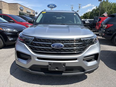 Used 2023 Ford Explorer XLT AWD/4WD image 3