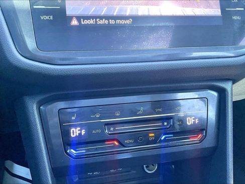 Used 2022 Volkswagen Tiguan SE w/ Panoramic Sunroof Package image 18