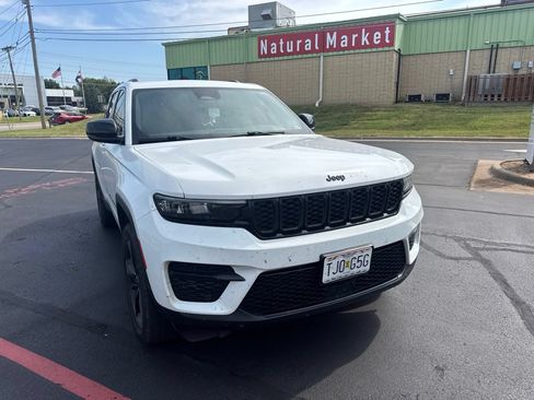 Used 2023 Jeep Grand Cherokee Altitude AWD/4WD image 3