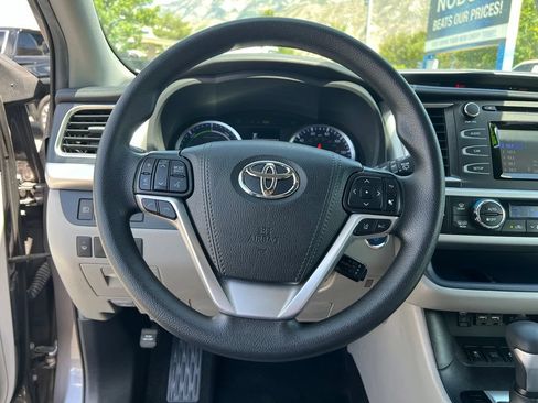 Used 2019 Toyota Highlander LE AWD/4WD image 32