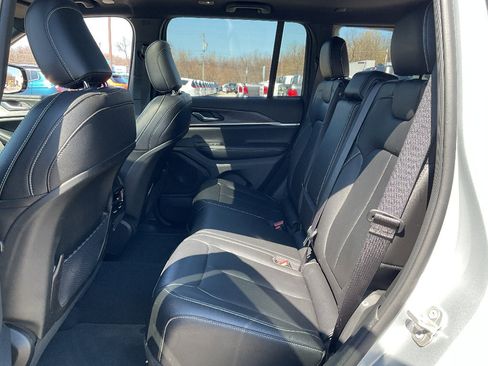 Used 2024 Jeep Grand Cherokee Limited AWD/4WD image 9