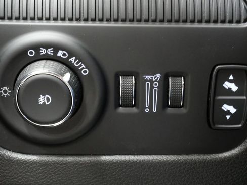 Used 2023 Jeep Wagoneer L Series III w/ Preferred Equipment Group image 12