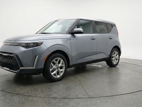 Used 2025 Kia Soul LX w/ LX Technology Package FWD image 3