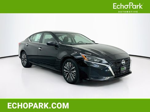 Used 2025 Nissan Altima 2.5 SV FWD image 1