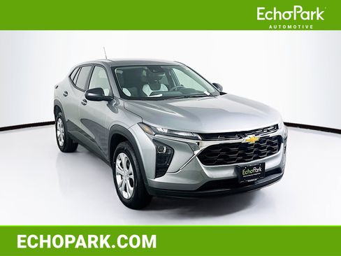 Used 2025 Chevrolet Trax LS image 1