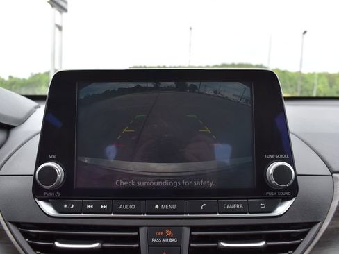Used 2025 Nissan Altima 2.5 SV FWD image 17
