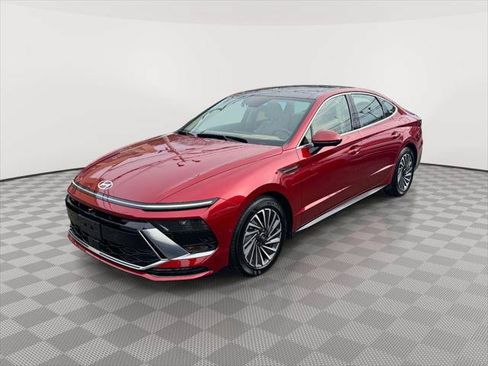 Used 2025 Hyundai Sonata Limited FWD image 3