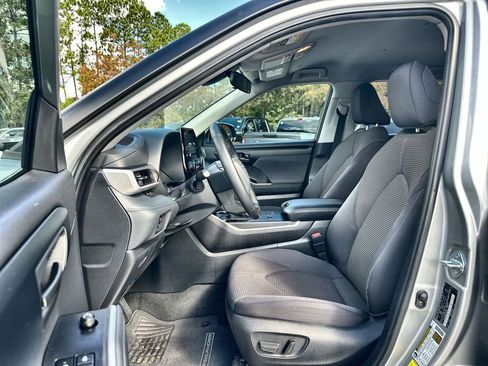 Used 2023 Toyota Highlander LE image 18