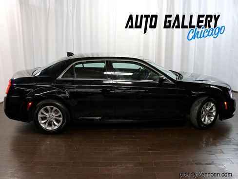 Used 2018 Chrysler 300 Touring image 6