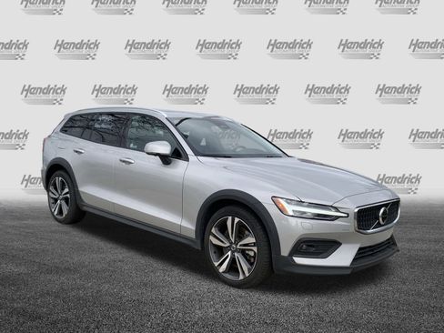 Used 2025 Volvo V60 B5 Cross Country Plus image 2
