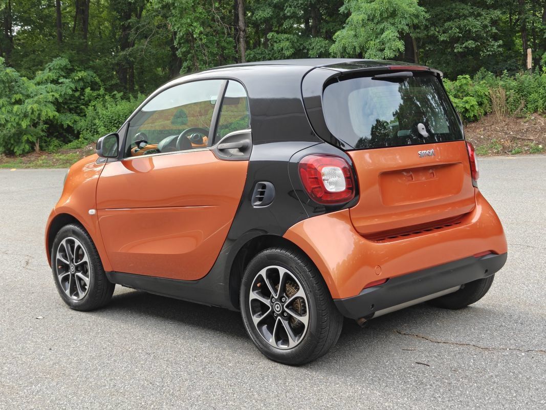 Used 2016 smart fortwo passion RWD image 5