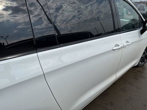 Used 2025 Chrysler Pacifica Limited image 11