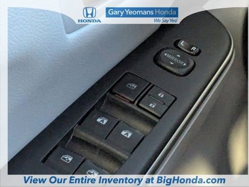 Used 2016 Toyota Camry SE image 19