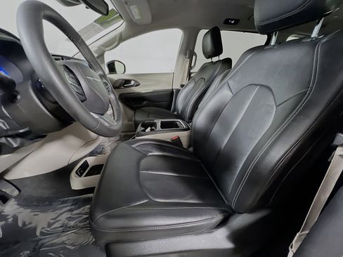 Used 2024 Chrysler Pacifica Touring-L FWD image 15