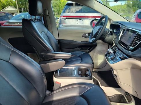 Used 2023 Chrysler Pacifica Touring-L FWD image 33