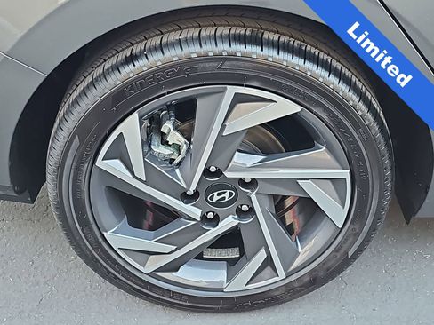 Used 2025 Hyundai Elantra Limited image 12