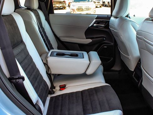 New 2025 Mitsubishi Outlander SE image 39