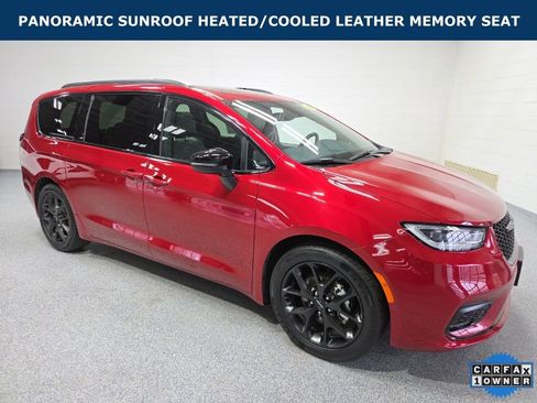 Used 2025 Chrysler Pacifica Limited FWD image 1
