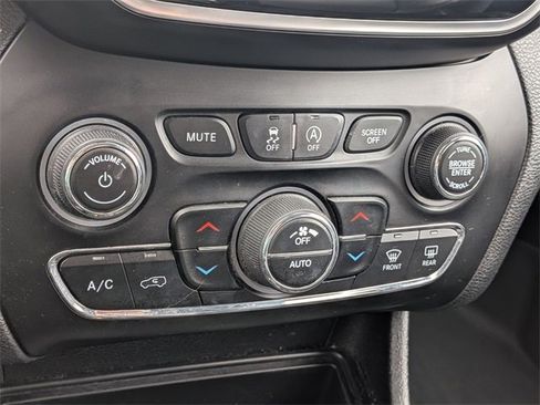 Used 2019 Jeep Cherokee Limited w/ Technology Group image 20