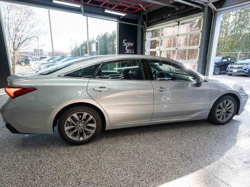 Used 2019 Toyota Avalon XLE image 4