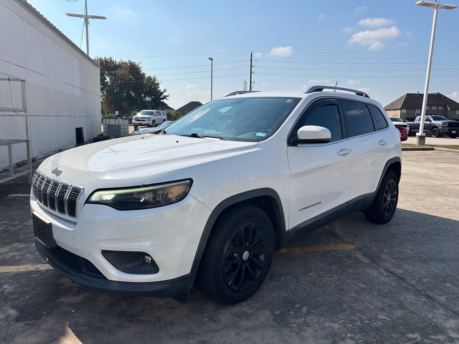 Used 2019 Jeep Cherokee Latitude Plus w/ Comfort/Convenience Group FWD image 3