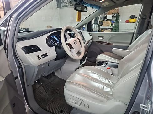 Used 2013 Toyota Sienna XLE w/ Premium Pkg image 5