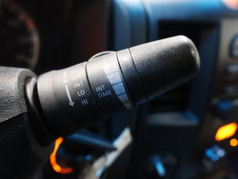 Used 2011 Nissan Titan SL w/ SL Technology Pkg image 34