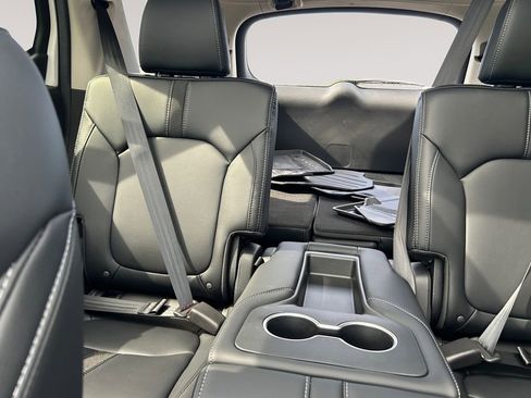 Used 2025 Honda Pilot Touring image 13