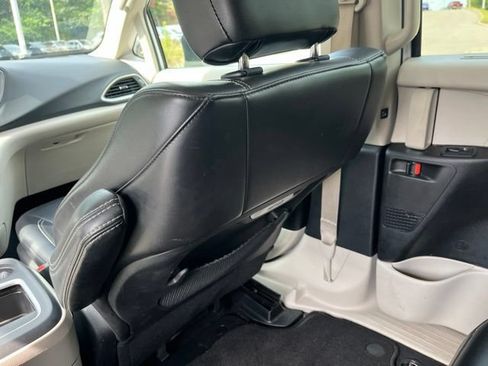 Used 2023 Chrysler Pacifica Touring-L FWD image 14