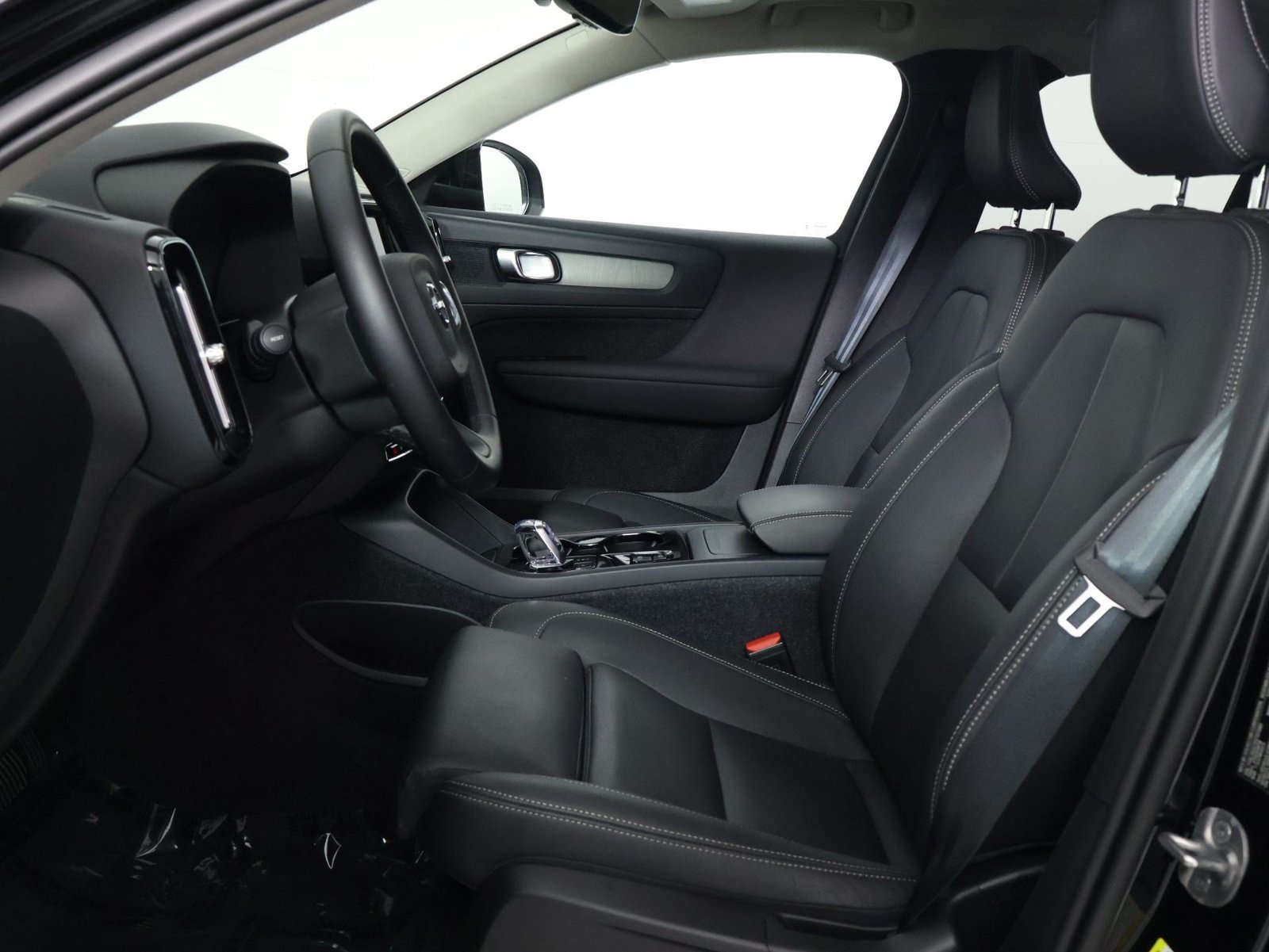 Certified 2026 Volvo XC40 B5 Plus AWD/4WD image 31