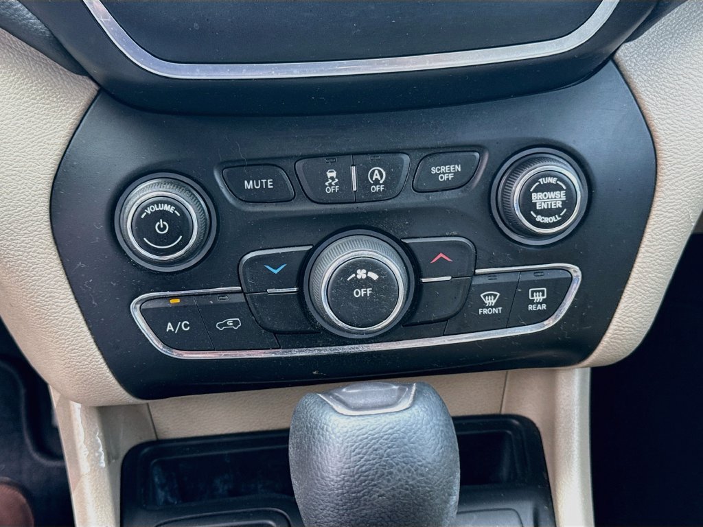 Used 2020 Jeep Cherokee Latitude FWD image 17