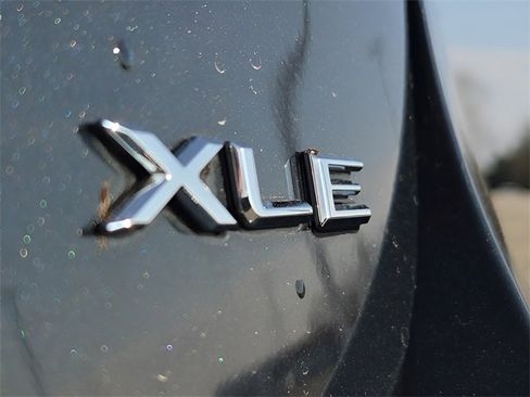 Used 2018 Toyota Avalon XLE Premium image 19