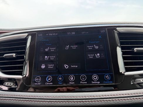 Used 2020 Chrysler Pacifica Limited FWD image 11
