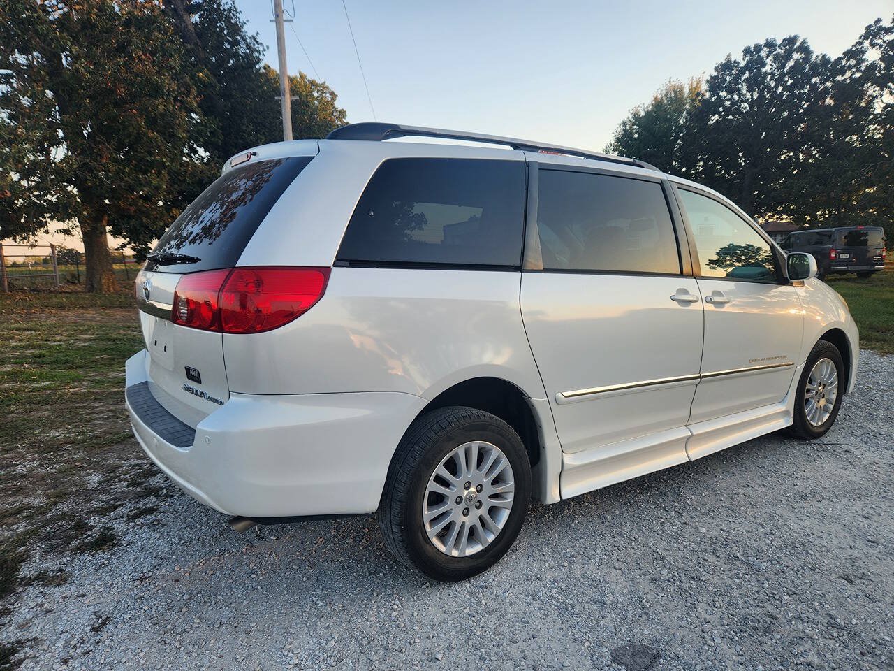 Used 2008 Toyota Sienna XLE Limited w/ XLE Limited Pkg 2 FWD image 6