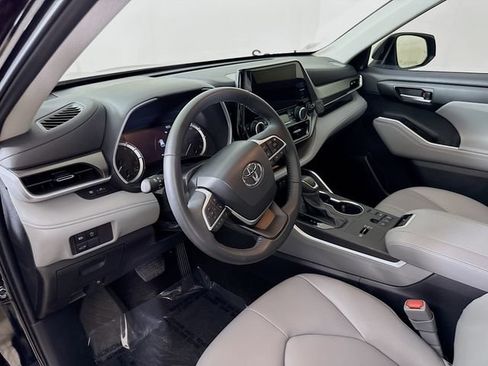 Used 2024 Toyota Highlander XLE FWD image 9