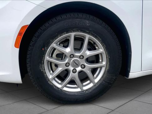 Used 2023 Chrysler Pacifica Touring-L FWD image 10