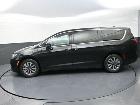 Used 2023 Chrysler Pacifica Touring-L FWD image 4