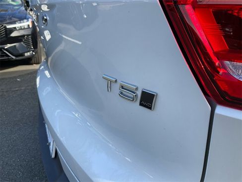 Used 2021 Volvo XC40 T5 Momentum image 17