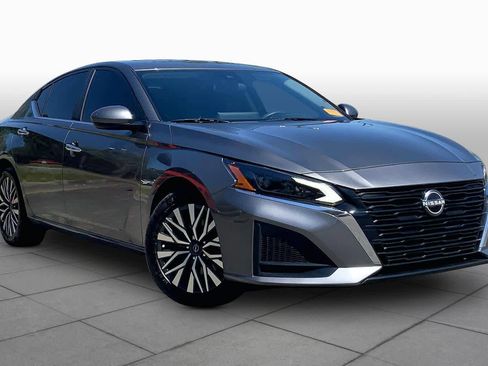 Used 2024 Nissan Altima 2.5 SV w/ SV Premium Package image 3