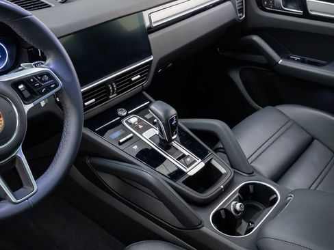 Certified 2022 Porsche Cayenne Platinum Edition image 13