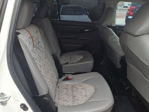Used 2022 Toyota Highlander Bronze Edition image 13