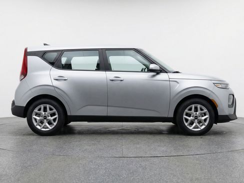 Used 2025 Kia Soul LX w/ LX Technology Package image 11