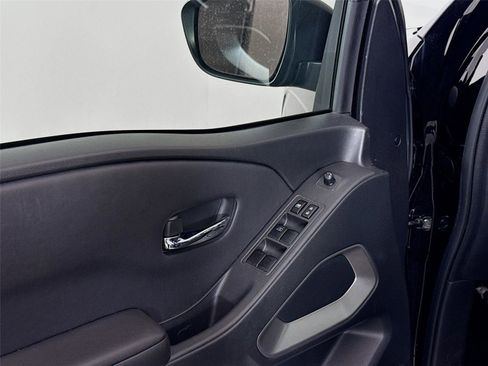 Used 2024 Nissan Frontier SV image 11