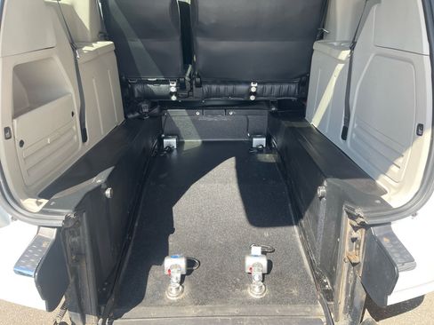 Used 2019 Dodge Grand Caravan SE image 3