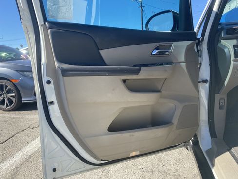Used 2017 Honda Odyssey SE image 12