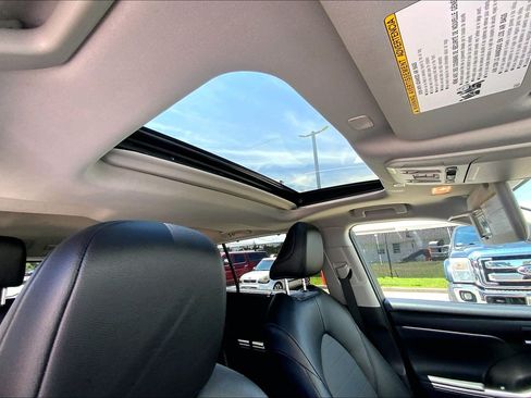Used 2025 Toyota Highlander XLE AWD/4WD image 27