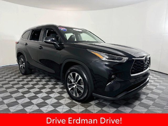 Used 2021 Toyota Highlander XLE FWD image 1