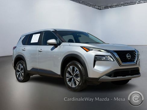Used 2023 Nissan Rogue SV image 2