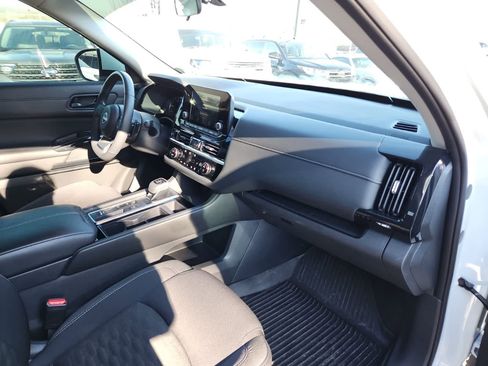 Used 2024 Nissan Pathfinder SV w/ Black Appearance Package image 17