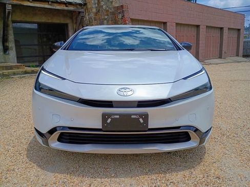 Used 2023 Toyota Prius Prime FWD image 3